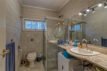 Casa à venda com 6 quartos, sendo 2 suítes, no condomínio Chácara Flora, São Paulo - SP