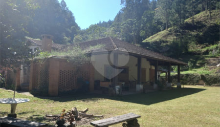 Sítio à venda com 8 quartos, sendo 2 suítes, no Centro, Natividade da Serra, SP