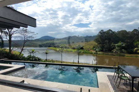 Casa à venda com 3 suítes no condomínio Figueira Garden, Atibaia - SP