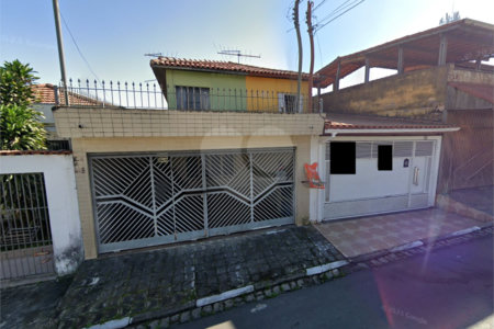 Sobrado à venda com 3 quartos no Centro, Poá, SP