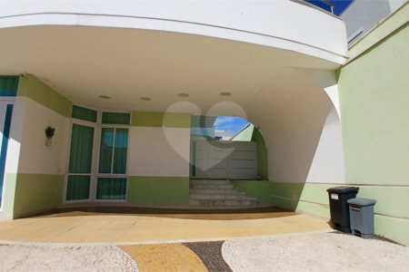 Casa à venda com 3 suítes no condomínio Figueira Garden, Atibaia - SP