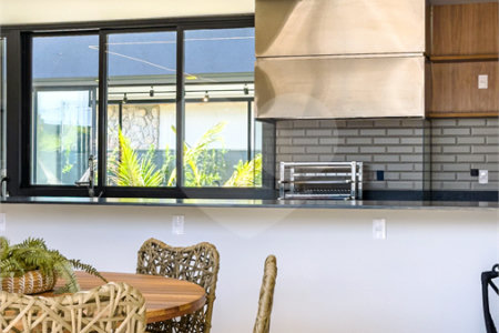 Indaiatuba - Quintas da Terracota - 1252 m² de terreno - casa térrea com 514 m² de área construída -3 vagas de garagem cobertas e 3 descobertas Lavabo - Sala de estar e jantar amplas e integradas - Escritório privativo - Cozinha toda equipada com geladeira, forno, micro-ondas, lava-louças,