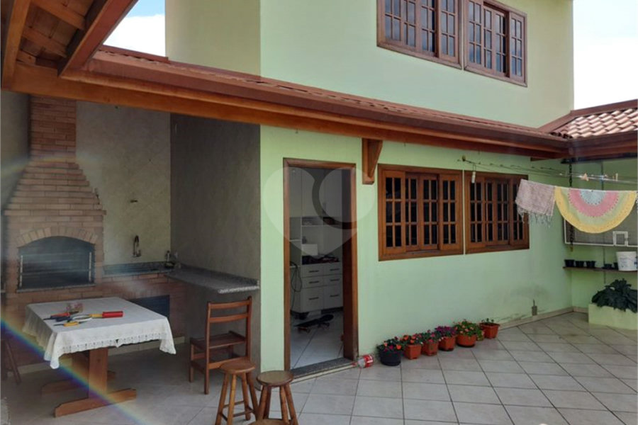 Sobrado à venda com 3 suítes em Vila Romero, São Paulo, SP