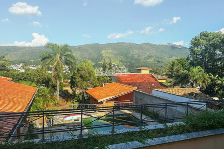 Casa à venda com 4 suítes em Vila Petrópolis, Atibaia, SP