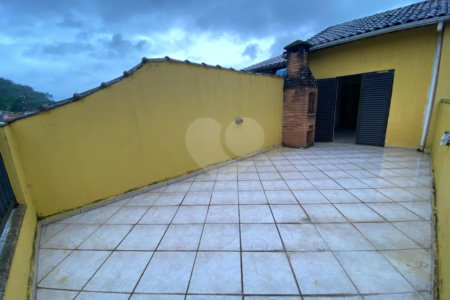 Casa à venda com 3 quartos, sendo 1 suíte, em Vila Valença, São Vicente, SP