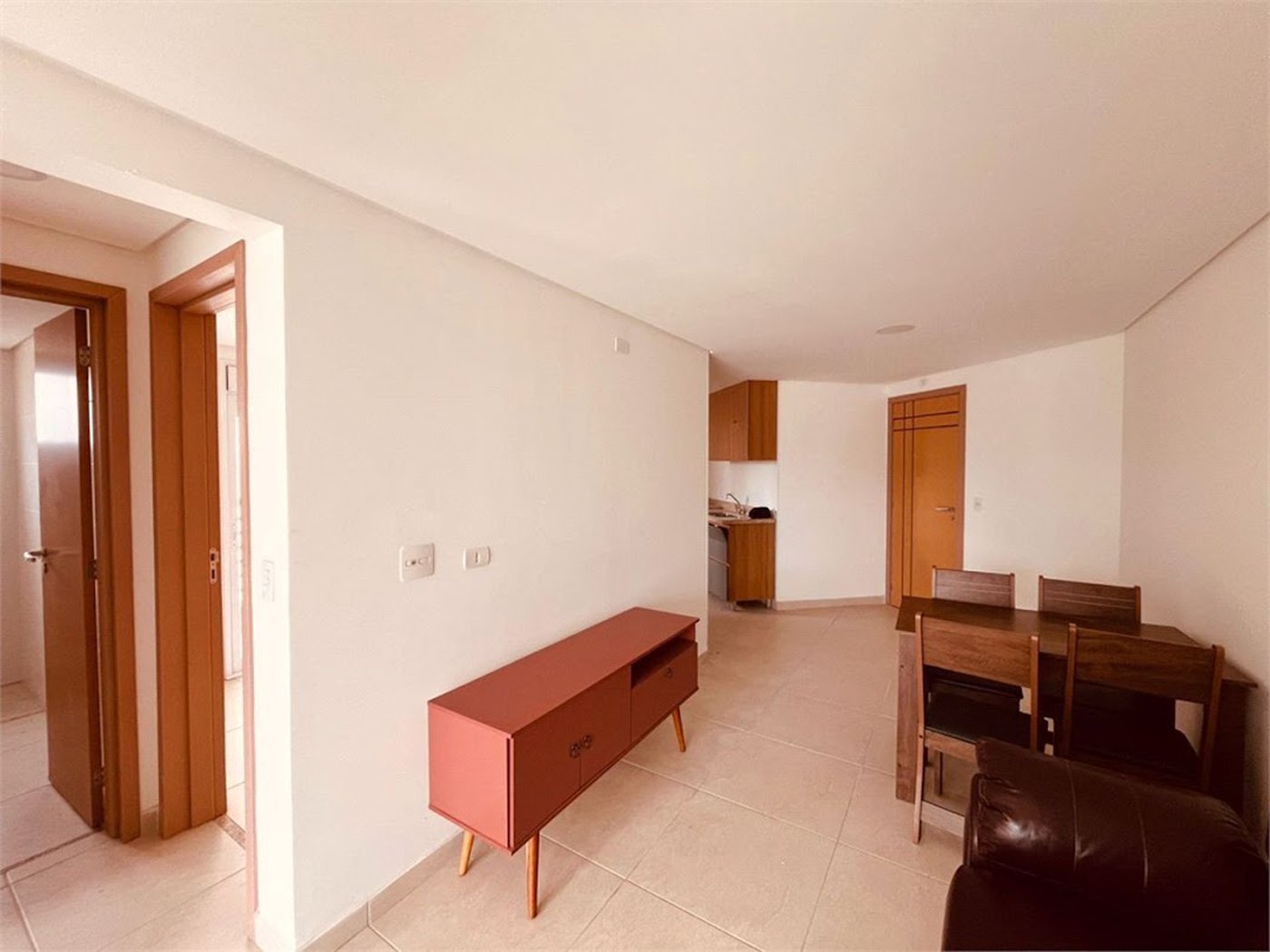 Apartamento com Varanda Gourmet em Condomínio Clube na Enseada – 2 Dormitórios