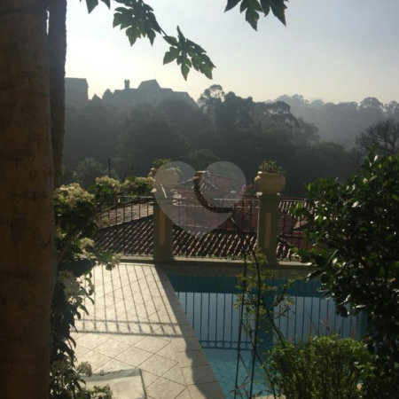 Casa à venda com 5 quartos, sendo 4 suítes, no condomínio Jardim Vitória Régia, São Paulo - SP
