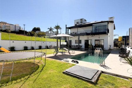 Casa à venda com 3 suítes no condomínio Figueira Garden, Atibaia - SP