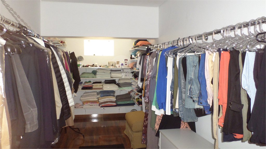 Sobrado à venda com 4 suítes em Recanto Impla, Carapicuíba, SP