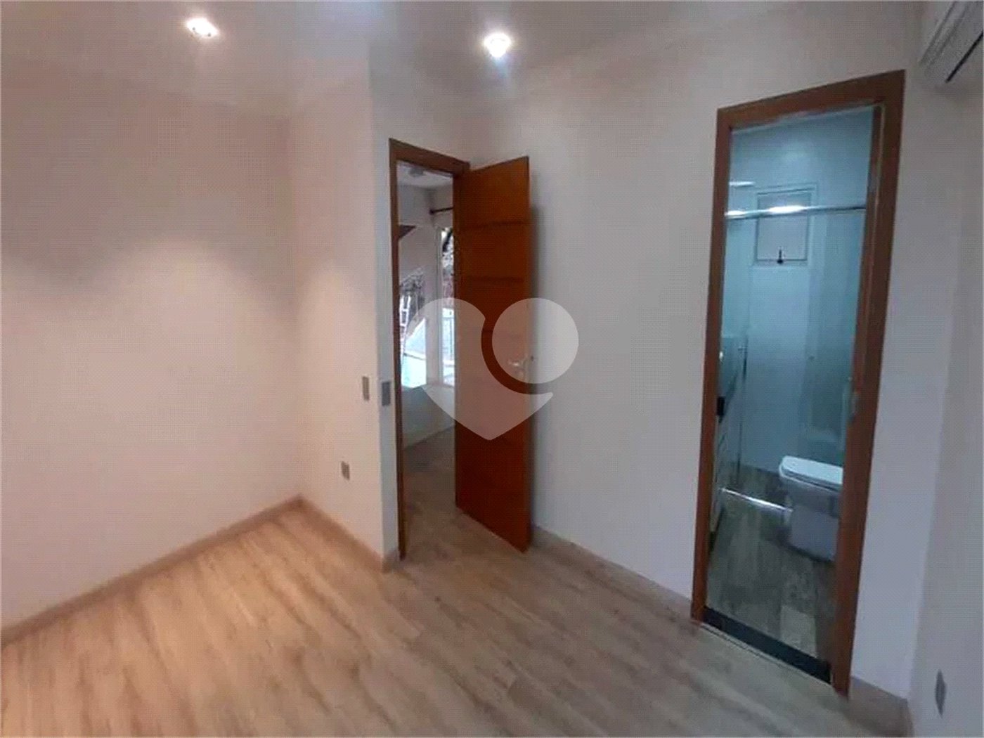 Casa à venda com 3 quartos, sendo 1 suíte, no condomínio Jardim da Montanha I, Mairiporã - SP