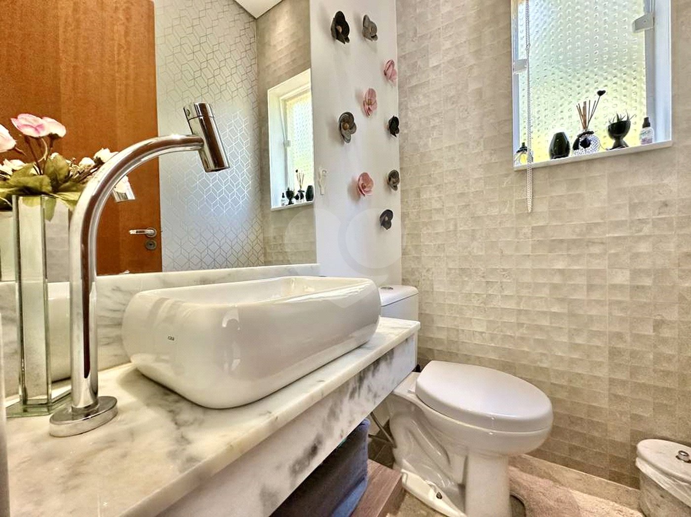 Casa à venda com 4 quartos, sendo 3 suítes, no condomínio Vilarejo, Carapicuíba - SP