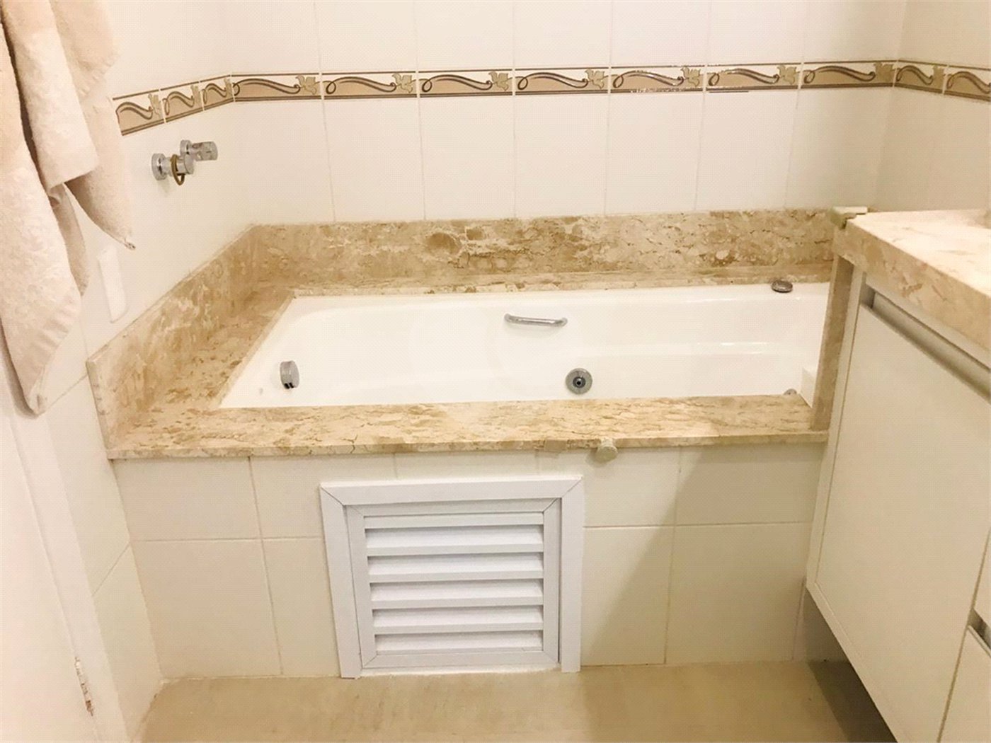 Casa à venda com 3 quartos, sendo 1 suíte, no condomínio Residencial Patrimônio do Carmo, São Roque - SP