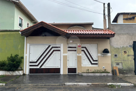 Sobrado à venda com 3 suítes em Jardim Imperador, Suzano, SP