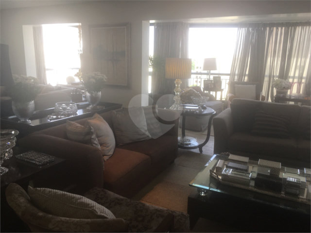 Apartamento à venda com 4 quartos, sendo 3 suítes,  em Moema, São Paulo, SP