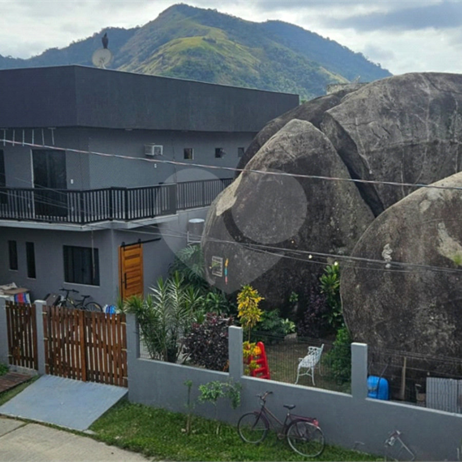 Casa à venda com 3 quartos, sendo 2 suítes, no condomínio Vale Encantado, Rio de Janeiro - RJ