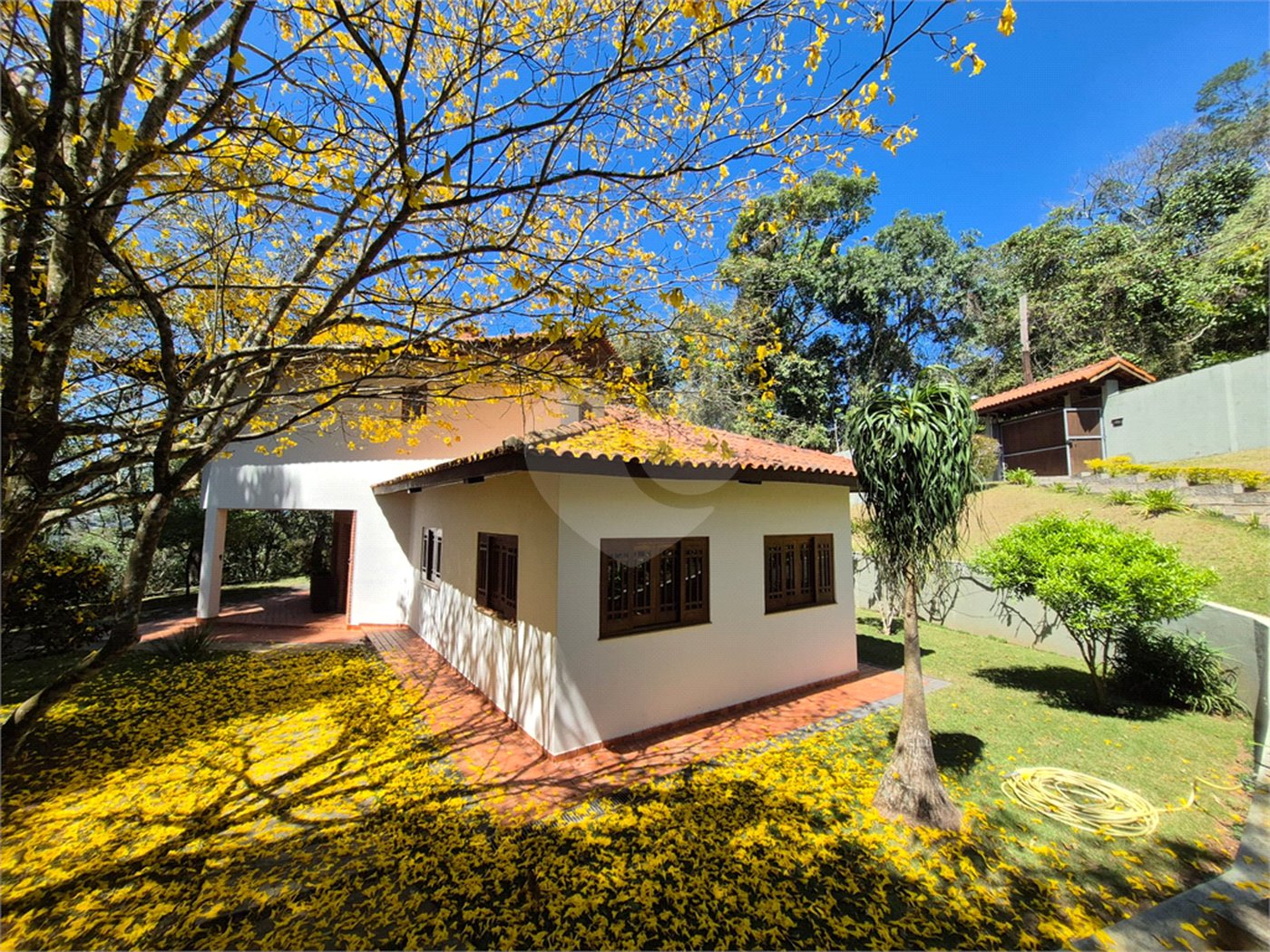 Casa à venda com 4 quartos, sendo 2 suítes, no condomínio Alpes da Cantareira, Mairiporã - SP