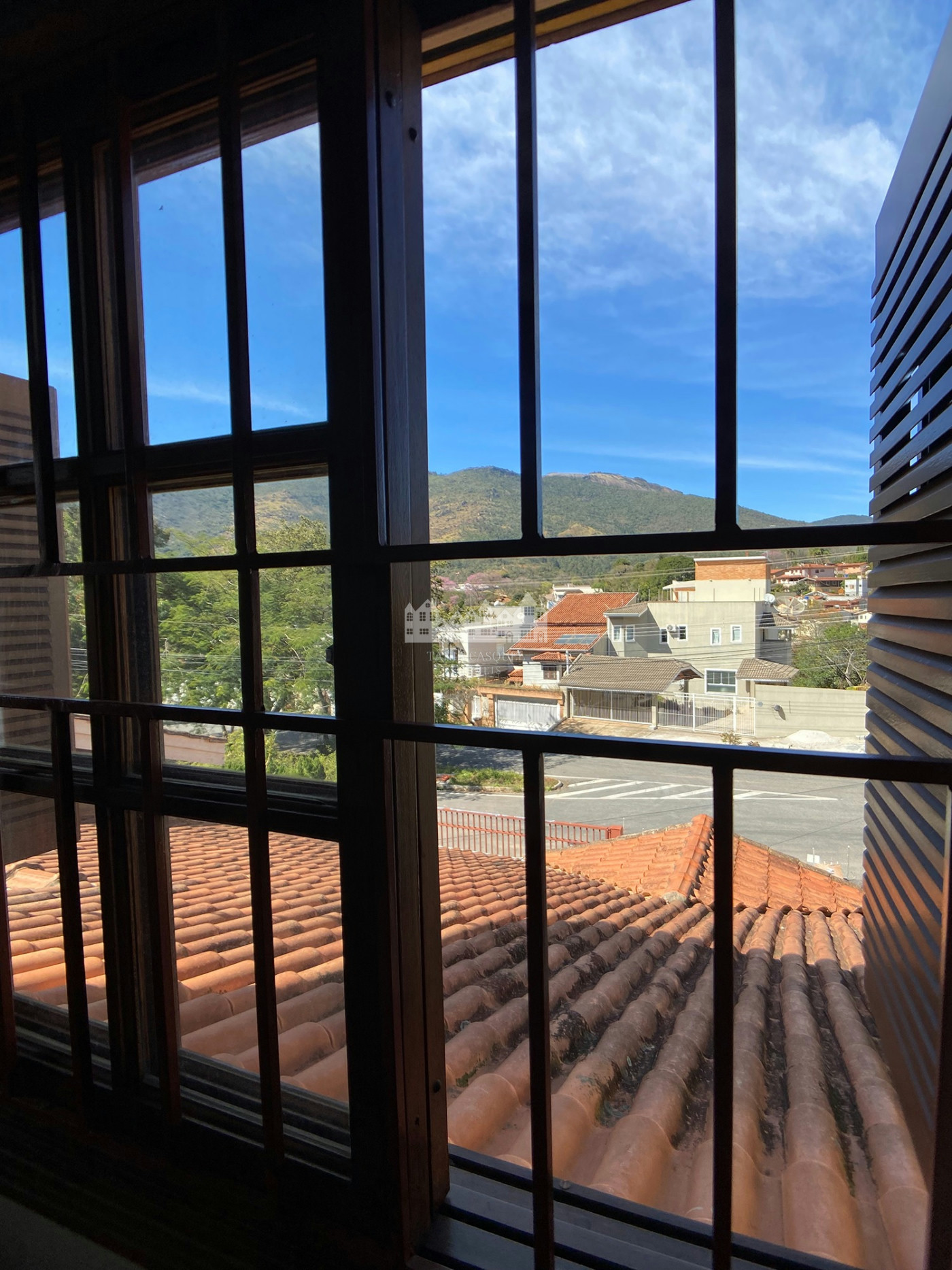 Casa à venda com 3 quartos, sendo 1 suíte, com vista deslumbrante em Recreio Maristela, Atibaia