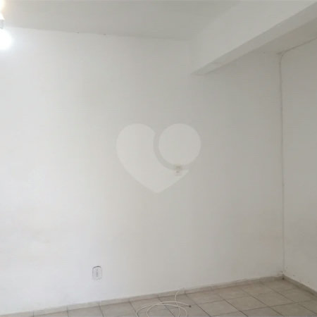 Casa de 1 dormitório com quintal e jardim na Vila Ipojuca!