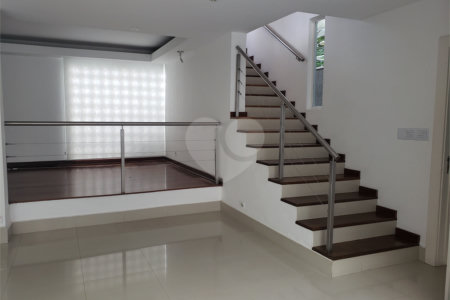 Casa à venda com 4 quartos, sendo 1 suíte,  em Vila Oliveira, Mogi das Cruzes, SP