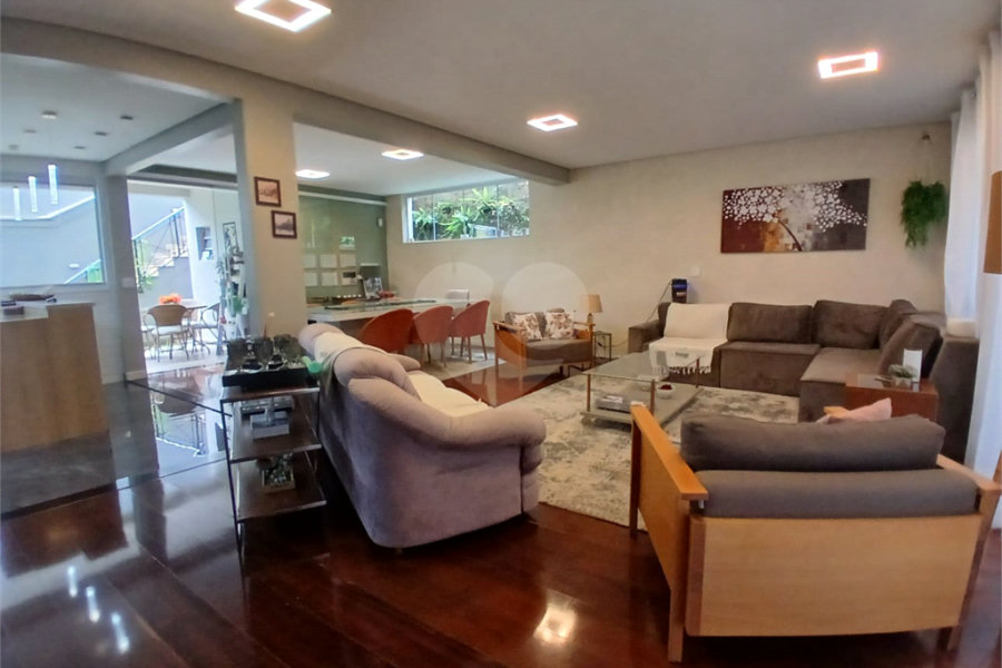 Oportunidade No Alto de Pinheiros Ótimo Sobrado com 352m² de A.C, frente para uma bela Praça.