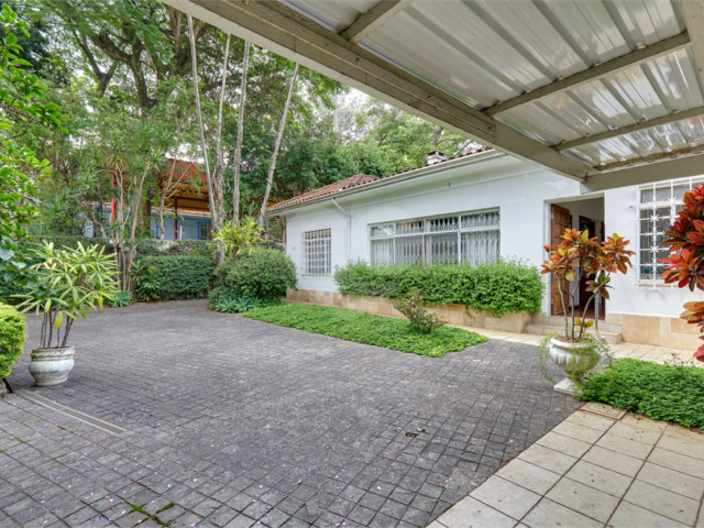 Casa Térrea à venda ou para alugar com 5 quartos, sendo 2 suítes,  em Granja Julieta, São Paulo, SP