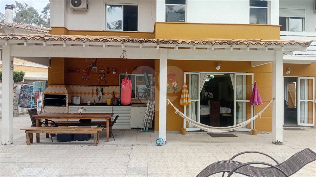 Casa à venda com 4 quartos, sendo 2 suítes, no condomínio Canamari, São Paulo - SP