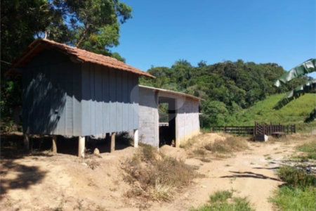 Sítio à venda com 5 quartos, sendo 1 suíte,  em Área Rural de Tapiraí, Tapiraí, SP