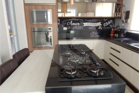Casa à venda com 4 suítes no condomínio Figueira Garden, Atibaia - SP
