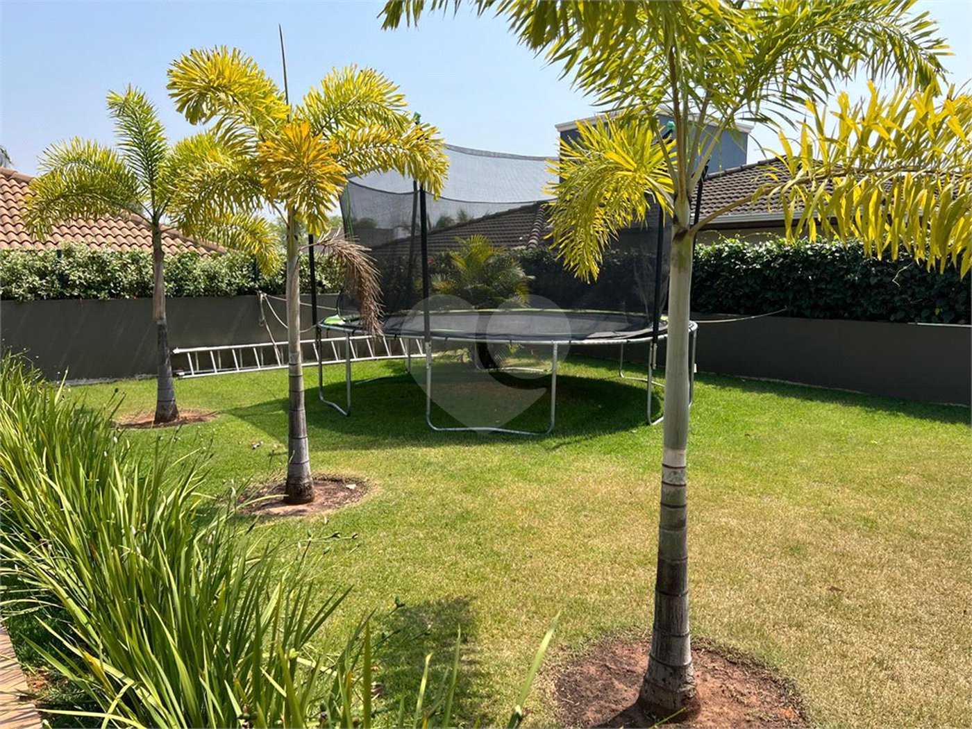 Casa à venda com 5 quartos, sendo 4 suítes, no condomínio Terras de Mont Serrat, Salto - SP