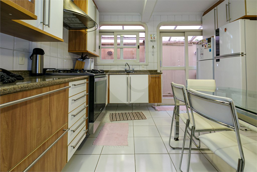 Casa à venda com 4 quartos, sendo 2 suítes, no condomínio Parque das Arvores, São Paulo - SP