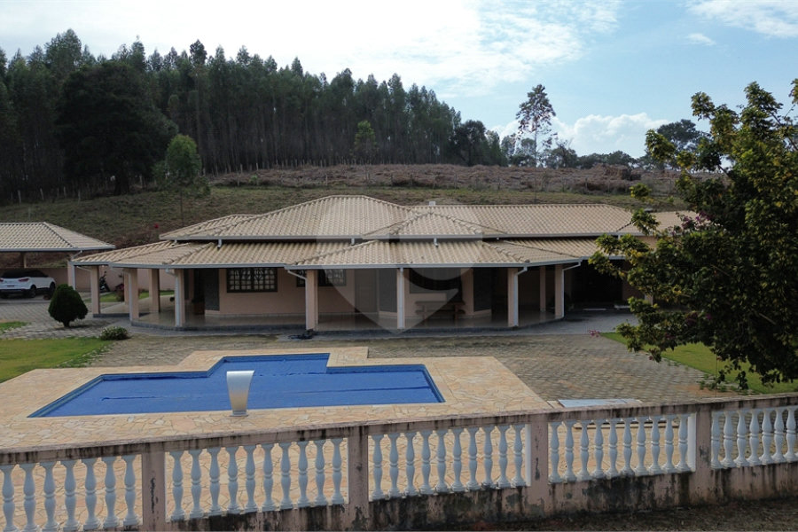 Casa à venda com 4 suítes no Centro, Extrema, MG