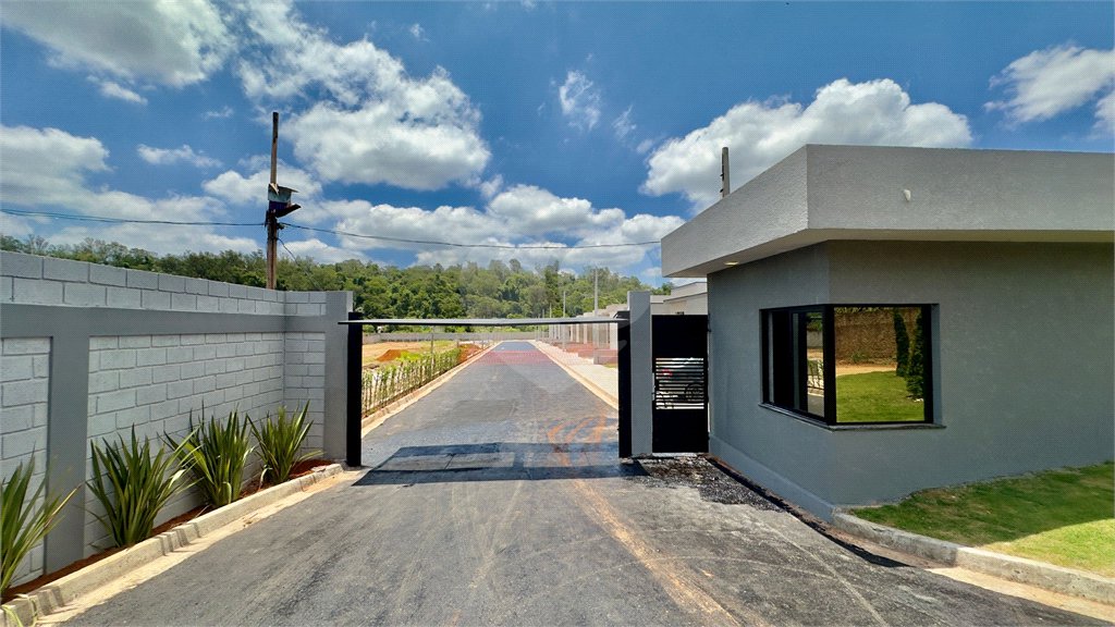 Casa à venda com 3 quartos, sendo 1 suíte, no condomínio Brasil, Atibaia - SP