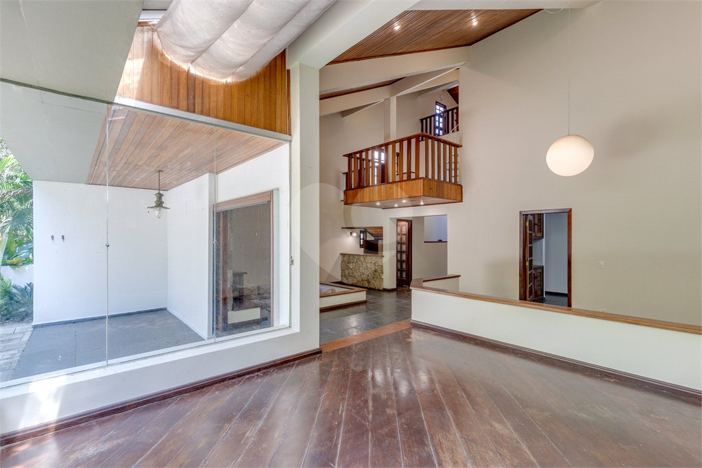 Casa à venda com 5 quartos, sendo 3 suítes, no condomínio Granja do Morumbi, São Paulo - SP