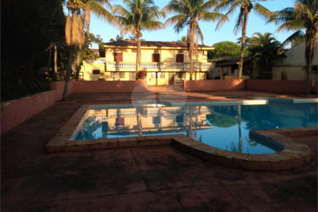 Casa Térrea com 3 dormitórios, sendo 1 suíte.