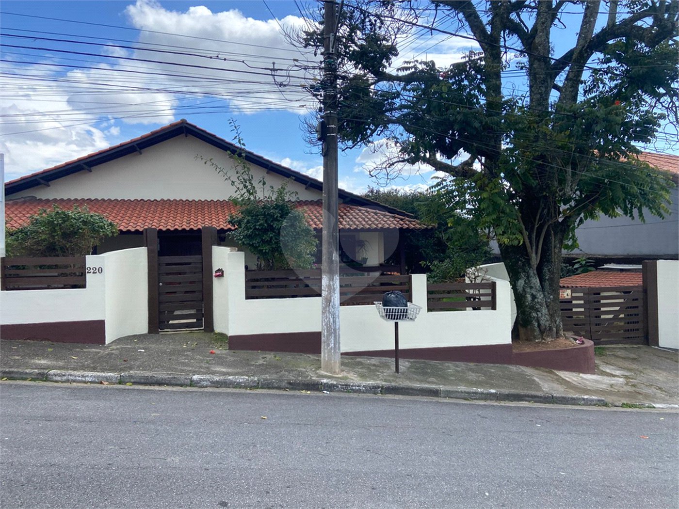Casa à venda com 4 quartos, sendo 3 suítes,  em Vila Áurea, Poá, SP