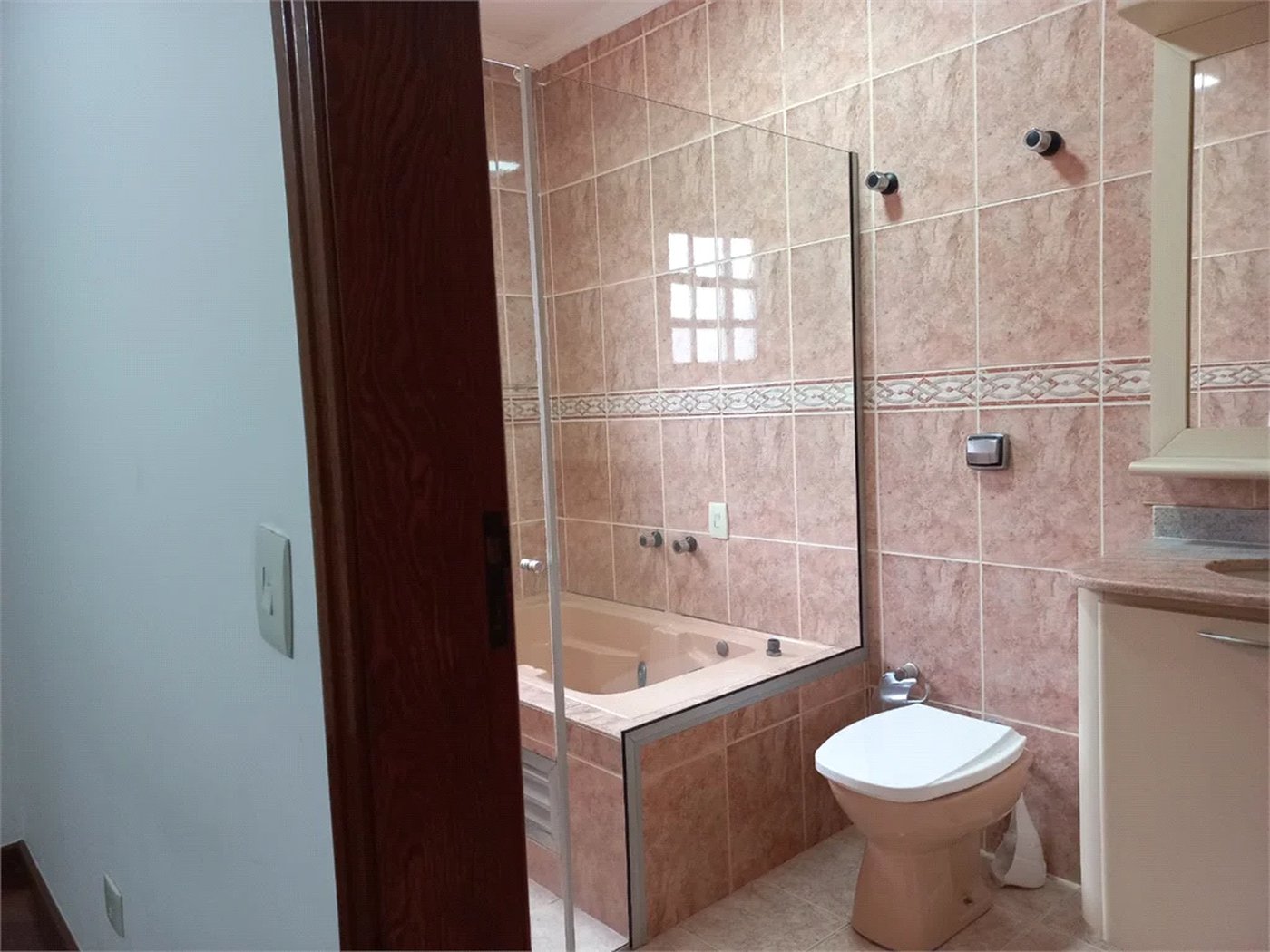Sobrado à venda com 4 quartos, sendo 3 suítes,  em Cidade São Francisco, São Paulo, SP