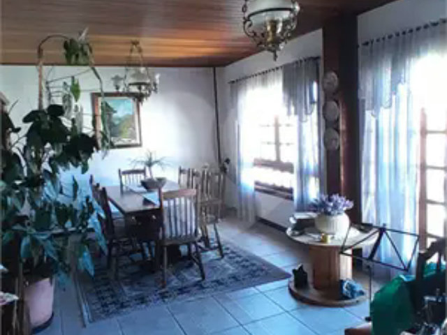 Sobrado à venda com 3 quartos, sendo 1 suíte,  em Vila Isabela, Campos do Jordão, SP