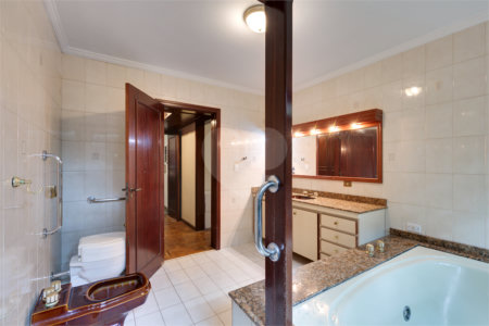 Casa Térrea à venda com 4 quartos, sendo 2 suítes, em Alto da Boa Vista, São Paulo, SP