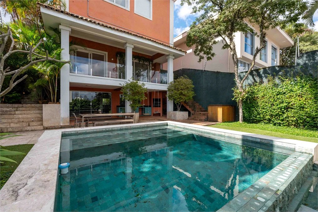 Casa à venda com 6 quartos, sendo 4 suítes,  em Morumbi, São Paulo, SP