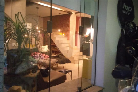 Casa à venda com 3 quartos, sendo 2 suítes, em Vila Mariana, São Paulo, SP