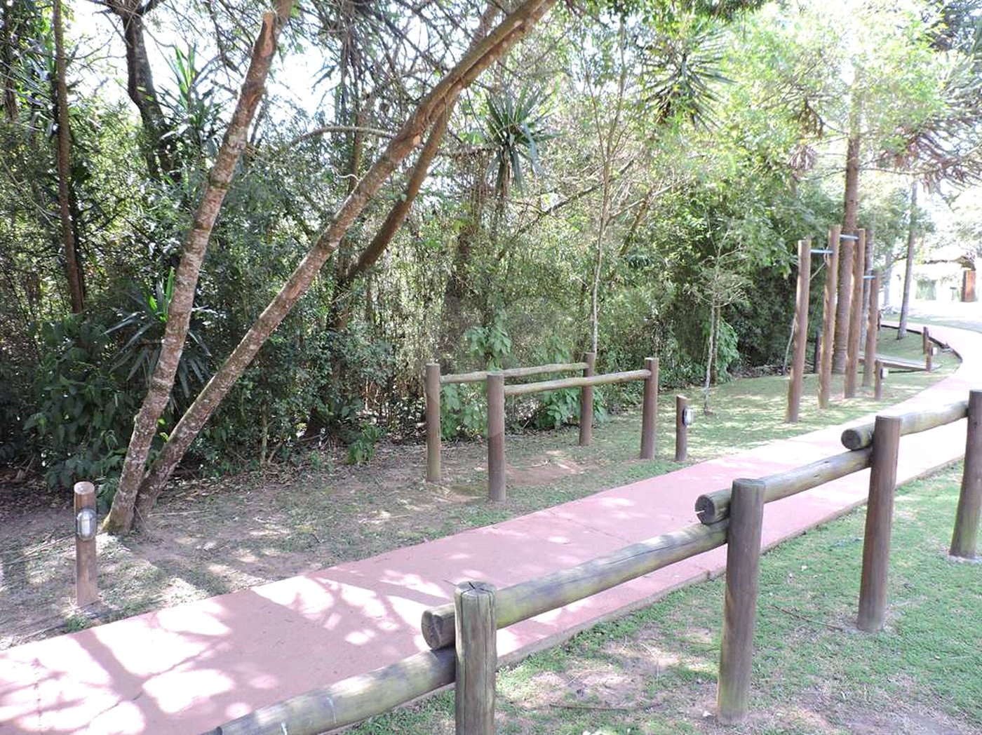 Casa à venda com 4 quartos, sendo 2 suítes,  no condomínio Granja Vianna II, Cotia - SP