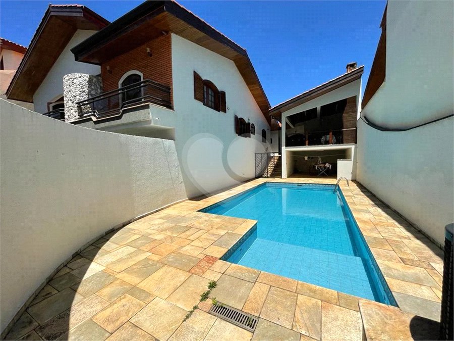 Casa à venda com 6 quartos, sendo 1 suíte, no condomínio Granja Olga I, Sorocaba - SP