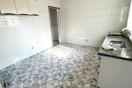 Sobrado à venda com 3 quartos, sendo 1 suíte,  em Jardim Santa Emília, São Paulo, SP