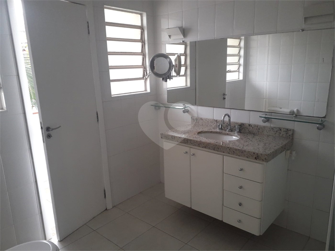 Casa à venda com 4 quartos, sendo 1 suíte, em Pacaembu, São Paulo, SP