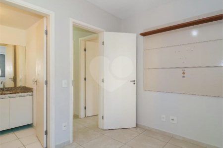Apartamento à venda com 3 quartos, sendo 1 suíte, em Parque Reboucas, São Paulo, SP