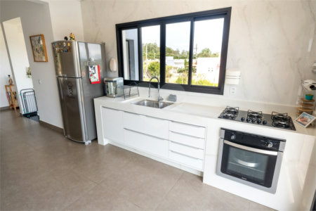 Casa à venda com 4 quartos, sendo 1 suíte, no condomínio Residencial Pinheiros do Lago, Alambari - SP