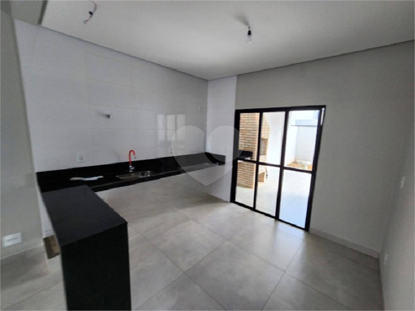 Casa à venda com 3 quartos, sendo 1 suíte, no condomínio Santinon, Sorocaba - SP
