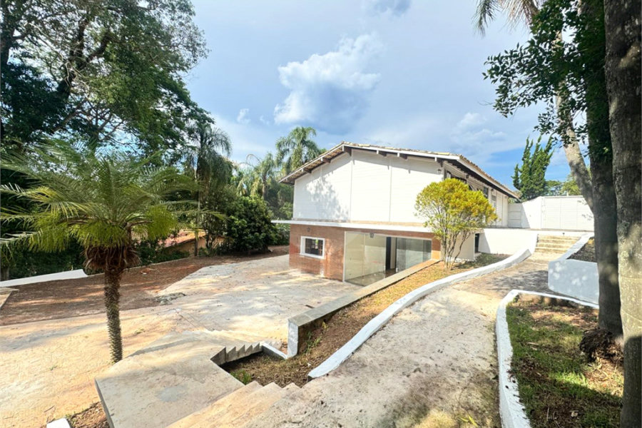 Casa à venda com 5 quartos, sendo 2 suítes, no condomínio Sausalito, Mairiporã - SP