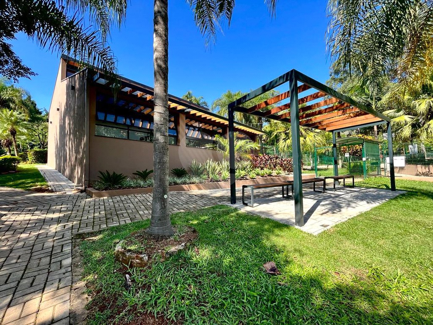 Casa à venda com 5 quartos, sendo 3 suítes, no condomínio Santa Teresa 1, Vinhedo - SP