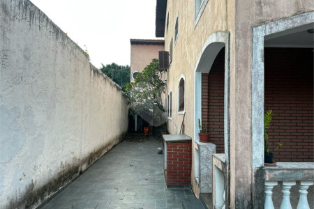 Sobrado à venda com 4 quartos, sendo 2 suítes, em Vila Júlia, Poá, SP